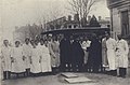 Др Војислав Субботић са особљем Хируршког одељења Опште државне болнице, испред хируршких павиљона, око 1920. године