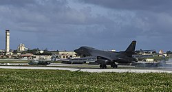 B-1B Lancer, приписанный к 9-й экспедиционной бомбардировочной эскадрилье, приземляется на авиабазе Андерсен в 2007 году.Ротация самолетов для поддержки призвана продемонстрировать приверженность США Индо-Азиатско-Тихоокеанскому региону.
