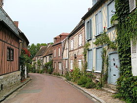 La rue principale de Gerberoy en été