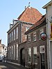 Huis op de hoek van de Hamstraat, in schoon werk. Bovenlicht met ovaal en segmentmotieven