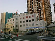 JR放出駅旧駅舎跡に建設された放出駅前NKビル（2007年5月）