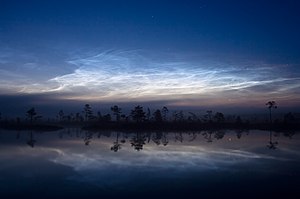 爱沙尼亚维尔扬迪县索马国家公园沼泽地上空的夜光雲。