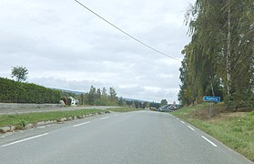 Foto einer Straße, an dessen Rand ein Ortsschild mit der Aufschrift „Ingeberg“. Weiter entfernt sind Wohnhäuser zu sehen