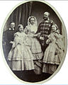 „Eine der wenigen frühen Photographien von Georg V. mit Familie“,[6] wie sie sonst nur durch ein Gemälde Friedrich Kaulbachs bekannt wurden[14]