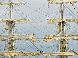 Détail de deux des mâts du trois-mâts barque français Belem, à La Rochelle. (définition réelle 2 048 × 1 536)