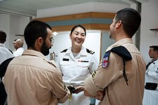 חיילים מחיל הים במפגש עם קצינה אמריקאית