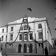 Gebäude des litauischen Finanzministeriums in Kaunas, geschmückt mit Porträts von Antanas Smetona, Vytautas dem Großen, Vytis und den Säulen von Gediminas, 1930