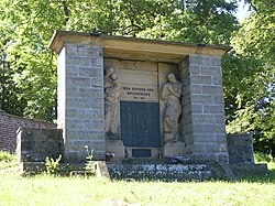 Trasa 7394 prochází kolem pomníku obětem první světové války v Mladých Bukách
