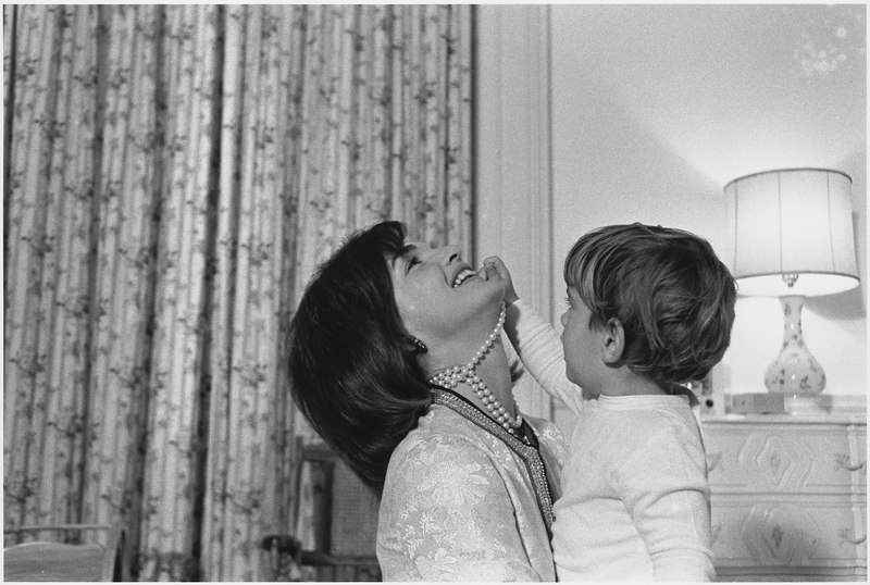 35-я Первая леди США Lossy-page1-800px-Mrs._Kennedy%2C_John_F._Kennedy_Jr._White_House%2C_Mansion%2C_Nursery._-_NARA_-_194247.tif