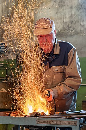 Der Schmied Hubert Wagner im Museum Geyerhammer in Scharnstein von Benutzer:Isiwal