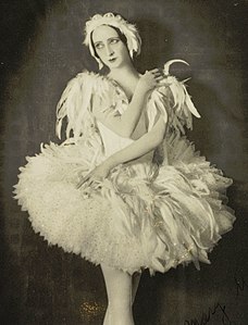Ballerina Olga Spessiwzewa im Schwanenkostüm (Schwanensee, 1934)