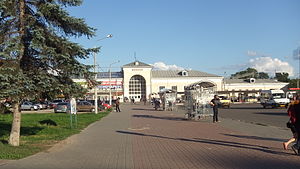 Здание вокзала, вид с севера от автобусных остановок автовокзала.