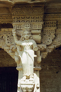 A bracket figure at the Naulakha Palace. Palais Naulakha pilier.jpg