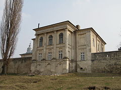 Palatul „de pe ziduri“ privit din exteriorul Mănăstirii