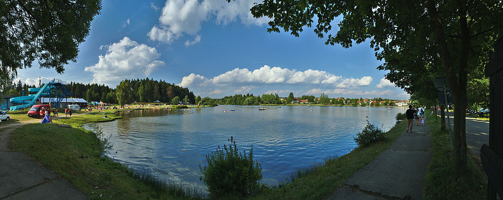 Panoramatický pohled na Sušský rybník z hráze od toboganu