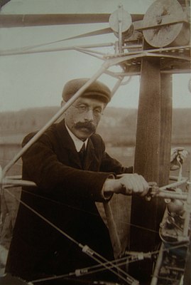 Поль Корню за рулём своего вертолёта, фото из семейного архива