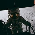 Conrad zostupuje z lunárneho modulu na povrch Mesiaca