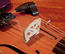 Pickup piezoelektrik pada violin