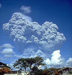 A hamufelhő a Pinatubo 1991-es kitörésekor a Clark légitámaszpont felől fényképezve