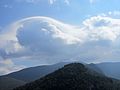 雲の頂上にかかる頭巾雲