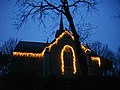 La chapelle Saint-Roch vue de nuit, illuminée.