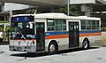 琉球バス時代に東京都交通局より譲り受けた中古車。裾部のベージュ色を残し、簡略化した塗り分けの帯を入れている。