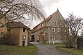 Wohnstallhaus eines Bauernhofes, dazu drei Torpfeiler und Gitter der Hofzufahrt