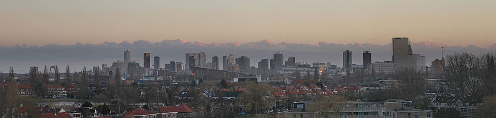 Panorama vido de la urbocentro de Roterdamo je februaro 2014
