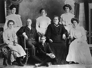 English: Family portrait, 1905 Family portrait...