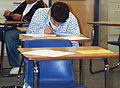 Um estudante passando por um exame2 escrito