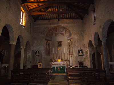 Interior em direção ao altar-mor.