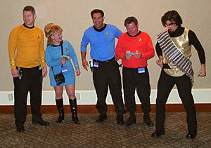 Trekkies con costumi della serie originale di Star Trek alla BayCon 2003