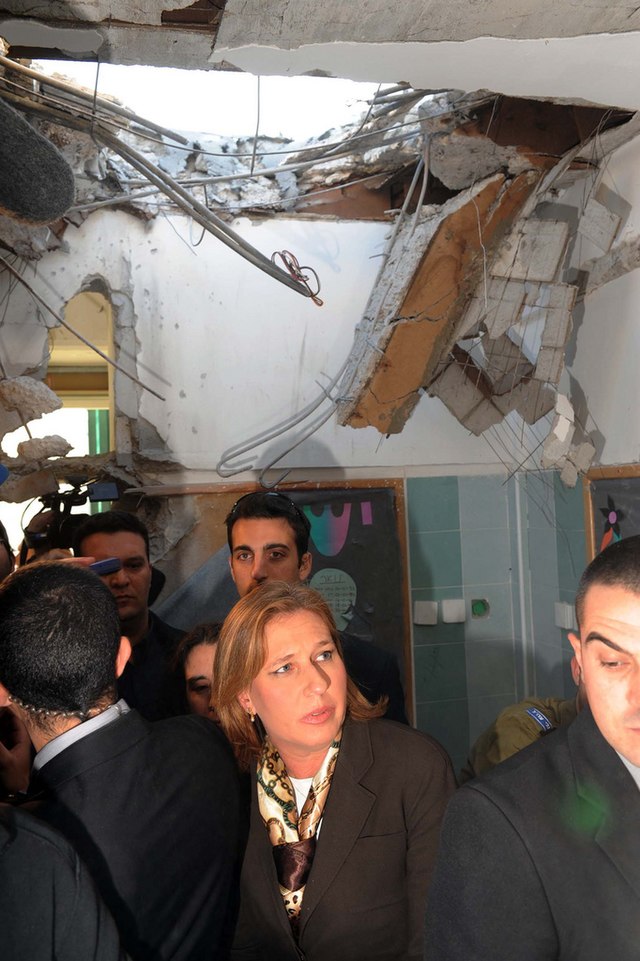 http://upload.wikimedia.org/wikipedia/commons/thumb/3/3f/Tzipi_Livni_at_kindergarten_rocket_site.jpg/640px-Tzipi_Livni_at_kindergarten_rocket_site.jpg