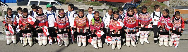 Élèves de CP de l'école Princesse Margerethe à Upernavik, au Groenland. Tous les élèves portent le costume national du Groenland pour ce jour particulier. (Images de valeur)