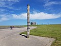 Stormflodspæl med markeringer for historiske vandstande