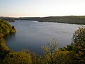 Le lac d'Ilay avec au fond sa petite île.