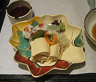 ฟองเต้าหู้เสิร์ฟในฐานะอาหารจานหลักในเกียวโต