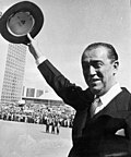 Miniatura para Foto de Juscelino Kubitschek na inauguração de Brasília