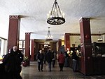 Le hall et le salon de l'hôtel Overlook ont été inspirés de l'Ahwahnee Hotel et créés aux studios d'Elstree.