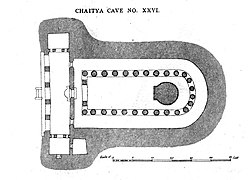 チャイティヤ（英語版）の平面図の例。左が入り口、右の半円の中心にストゥーパ、柱の列の外側に遶道がある。（アジャンター石窟群、第26窟、５世紀後半から６世紀頃）