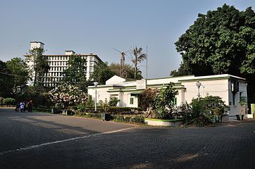 Vasemmalla Intian kansalliskirjaston vanha lisärakennus, oikealla laboratoriorakennus.