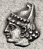 سکهٔ دوره هخامنشی و پرتره‌ای که احتمالاً اردشیر چهارم است.