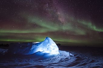 09/11: Aurora austral sobre un iglú il·luminat