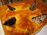 Bánh stargazy là món bánh truyền thống ở Cornwall có các đầu cá mòi nhô lên khỏi lớp vỏ bánh