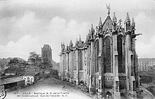 Photographie en noir et blanc d'une vue arrière de la cathédrale sans transept ni nef.