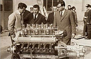 ランボルギーニ時代 - V12エンジンを前にする本人(右)、フェルッチオ・ランボルギーニ(中) 、ジオット・ビッザリーニ(左) 1963年