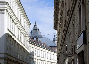 Barczy István utca, i bakgrunden syns den lutherska kyrkan Deák téri evangélikus templom vid Deák tér.