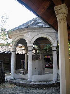 Šadrvan u dvorištu Karađozbegove džamije u Mostaru[13]