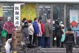 약국 앞에서 마스크와 의료 용품을 사기 위해 기다리고 있는 사람들
