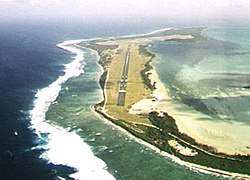 Аеропорт Кокосових Островів (на предньому плані)